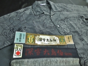 【現品のみ】【正絹】深雪大島紬「変わり格子に丸文」(税抜き価格35,000円）※現品のLサイズ・半袖のみ  ge-486